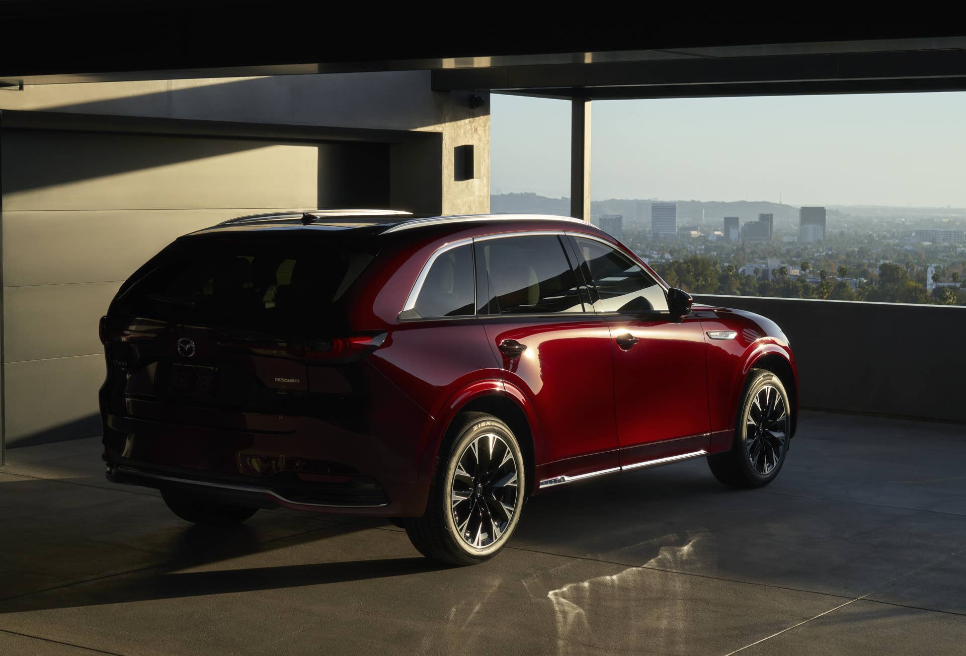 2024-2026 Mazda CX-90 Turbo S Premium Plus em visão traseira em ângulo Soul Red Crystal